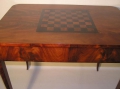 Foto 2: Biedermeier Spieltisch, in Mahagoni furniert, mit Schach-Spielfeld