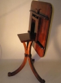Foto 2: Beistellmöbel / Beistelltisch, Biedermeier, um 1830, in Mahagoni furniert, klappbare Platte