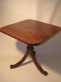 Foto 3: Beistellmöbel / Beistelltisch, Biedermeier, um 1830, in Mahagoni furniert, klappbare Platte