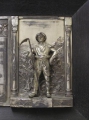 Foto 3: Versilbertes Zinn-Relief: Bauer bei Aussaat und Ernte, um 1900