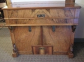 Foto 1: Louis Philippe Harmonium-Schrank, um 1860, in Nußbaum