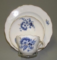 Foto 1: Spätbiedermeier Porzellan Sammel-Tasse, gemarkt Meißen, um 1860, mit Blau-Malerei