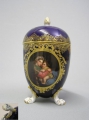 Meißen Porzellan Deckeldose, um 1900, mit Kopie nach Raffael im Medaillon, "Madonna della Sedia", von 1513, Form Fabergé-Ei, Lupen-Malerei