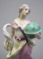Foto 3: Johann Joachim Kaendler (1706-1755) attr.: Urania mit Weltkugel und Füllhorn, frühe Porzellan Figur, um 1740, Meißen gemarkt, Provenienz: Manfred Freiherr von Richthofen (1892-1918)