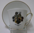 Porzellan Vitrinen-Tasse, mit Maurer-Wappen "Himmelpfort 1299", um 1900, gemarkt CW & Co. Doesbad