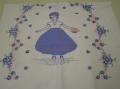 Foto 1: Baumwolle Über-Hand-Tuch, mit Stickerei: Mädchen mit Blumen-Korb