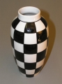 Foto 1: Bertold Löffler (1874-1960): Art Deco Keramik Vase, gemarkt Feinsteingut-Fabrik C. & E. Carstens Gräfenroda, 1918-1930, Schachbrett-Dekor