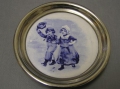 Foto 2: 2 x Jugendstil Keramik Untersetzer, blaue Malerei mit Jungen- und Mädchen-Paar