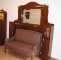 Foto 1: Jugendstil Sofa-Umbau, Mahagoni, mit originalem Spiegel, 2 Seiten-Container, mit Intarsien sowie Perlmutt-Einlagen