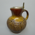 Foto 1: Steinzeug Bier-Kanne, Westerwald, um 1930, mit reliefierter Ranken-Ornamentik