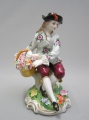 Porzellan Figur: Barocker Jüngling mit Blumen-Korb, gemarkt Sitzendorf (Thüringen), Gebrüder Voigt, 1918/30