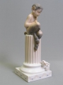 Foto 1: Christian Thomsen (1860-1921): Faun mit Flöte, Porzellan Plastik, Entwurf 1900/02, Ausführung um 1923 von Königliche Porcelainsfabrik Kopenhagen