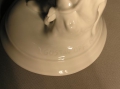 Foto 2: Gustav Oppel (1891-1978): Heideröslein, signierte Porzellan Plastik, Mädchen mit Schmetterling, Entwurf 1919/20, Ausführung Schwarzburger Werkstätten (Unterweißbach / Thüringen) gemarkt