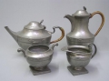 4-teiliges englisches Jugendstil Zinn-Service, Punze "Don Pewter"