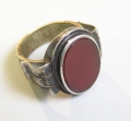 Foto 1: Silberner Ring, um 1900, mit rot-braunem Stein