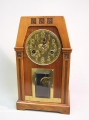 Foto 1: Jugendstil Tisch-Uhr, Nußbaum-Gehäuse