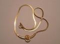 Foto 1: Goldene Halskette, mit gordischem Knoten