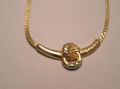 Foto 2: Goldene Halskette, mit gordischem Knoten