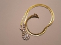 Foto 2: Goldene Halskette, mit steinbesetztem tropfenförmigen Anhänger