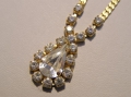 Foto 3: Goldene Halskette, mit steinbesetztem tropfenförmigen Anhänger