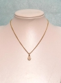 Foto 1: Goldene Kette, blütenförmiger steinbesetzter Anhänger