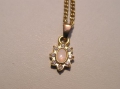 Foto 3: Goldene Kette, blütenförmiger steinbesetzter Anhänger