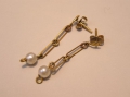 Foto 1: Goldene Ohrhänger mit Perle