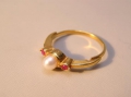 Foto 1: Vergoldeter Ring, mit Majorica Perle und roten Steinen