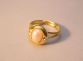 Vergoldeter Ring, mit Majorica Perle und Steinen