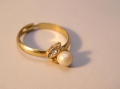 Foto 1: Goldener Ring, mit Perle und Steinen