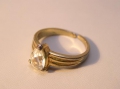 Foto 1: Goldener Ring, tropfenförmiger Stein