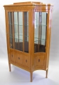 Vitrine / Salonmöbel, Jugendstil, in westindischem Satinholz / Zitronenholz