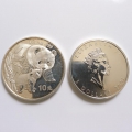 2 x Silber Anlagemünzen: Kanada - "Maple Leaf", 5 Dollars, 2001 / China - "Panda", 10 Yuan, 2004, 999er Silber