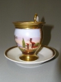 Foto 1: Französische Biedermeier Porzellan Vitrinen-Tasse, Handmalerei sowie Goldstaffage