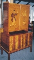 Foto 1: Art Deco Aufsatzschrank, in Nußbaum und Amboina-Maserholz, Chinoiserie-Intarsien