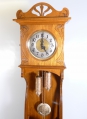 Foto 3: Albin Müller: Jugendstil Standuhr, um 1898, in hellbrauner Eiche, Werk von Uhrenfabrik Philipp Haas & Söhne - St. Georgen