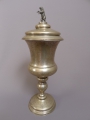 Foto 1: Deckelpokal, von 1880, 750er Silber, mit Widmung zur Silberhochzeit