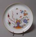 Foto 1: Porzellan Wand-Teller, Meißen, 20. Jahrhundert, mit indischer Malerei / Kakiemon-Dekor