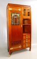 Foto 1: Emil Gerstel (1870-1919): Jugendstil Salonmöbel / Schrank, um 1905, Prag, in Mahagoni