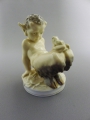 Foto 1: Christian Thomsen (1860-1921): Porzellanplastik - Faun mit Frosch, Entwurf um 1915, Ausführung von Königliche Porcelainsfabrik Kopenhagen