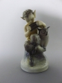 Christian Thomsen (1860-1921): Porzellanplastik - Panflöte spielender Faun mit Eule, Entwurf von 1920, Ausführung von Königliche Porcelainsfabrik Kopenhagen