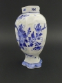 Foto 2: Fayence Vase, 19. Jahrhundert, wohl Niederlande - Delft, Blaumalerei, Monogramm