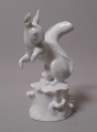 Alexander Struck (1902-1990): Porzellan-Plastik Eichhörnchen auf Baumstumpf, Meißen 1939