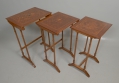 Foto 3: 3er Satz Jugendstil Satztische / nest of tables, in Nussbaum, um 1910, einschiebbare intarsierte Beistelltische