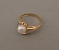 Foto 1: Ring, 20. Jahrhundert, 585er Gold, mit Diamanten und Perle