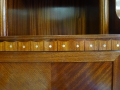 Foto 6: Jugendstil Pfeilerschrank / Beistellmöbel, um 1910, in Streifen-Mahagoni, mit Intarsienlegung