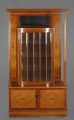 Foto 1: Josef Maria Olbrich (1867-1908) attr.: Jugendstil Solonschrank / Vitrinenschrank, um 1905, deutsch, in Mahagoni und Ahorn