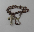 Rosenkranzkette, mit Reliquien im Kreuz, 19. Jahrhundert, Klosterarbeit