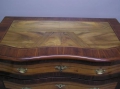 Foto 3: Gebauchte Barock Kommode, um 1740, Nußbaum und Zwetschge furniert, wohl Thüringen