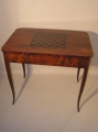 Biedermeier Spieltisch, in Mahagoni furniert, mit Schach-Spielfeld